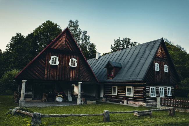Roubené chalupy a zděné domy z 19. století