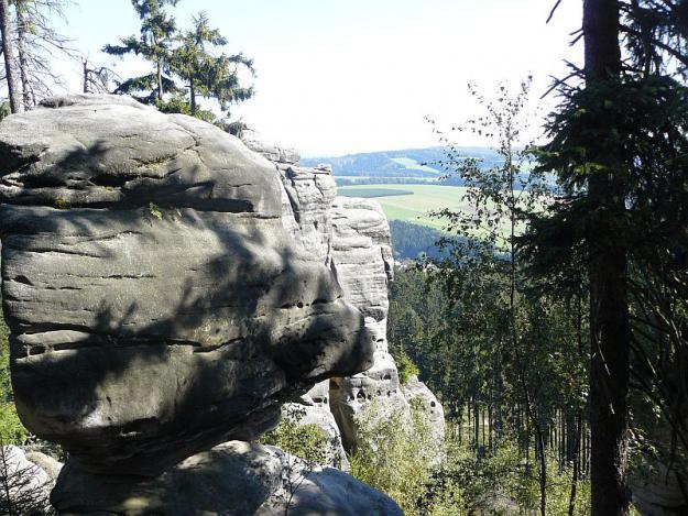 Za skalními labyrinty stolové hory Ostaš