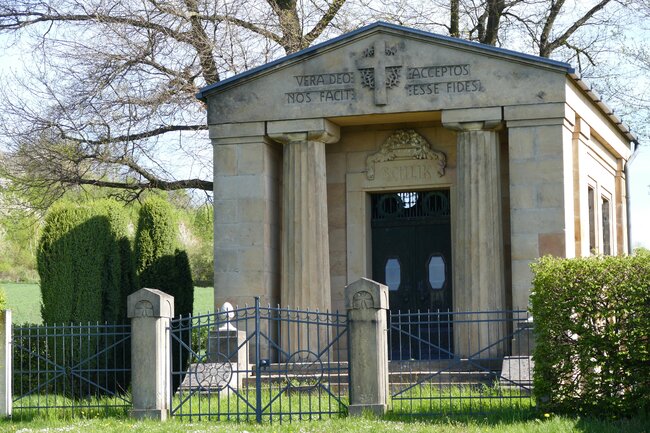 Veliš – hrobka rodu Schliků